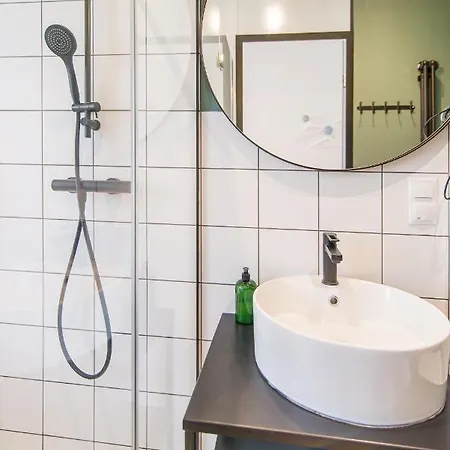 Modern Hotel *